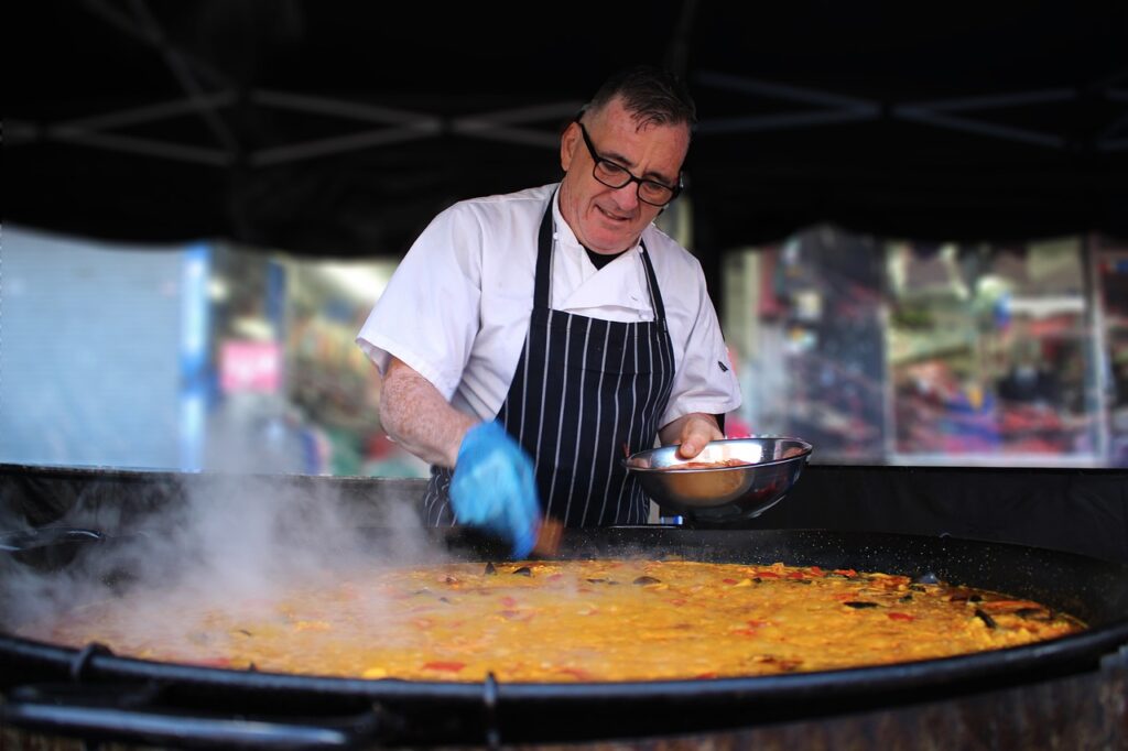 cocinando paella